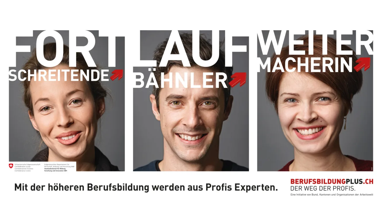 Drei Erwachsene lächeln auf der Kampagne zur höheren Berufsbildung.
