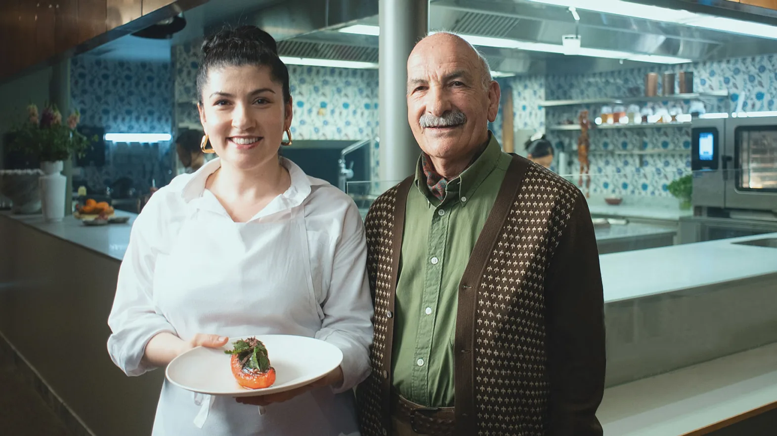 Die Köchin Elif Oskan und ihr Vater Ali stehen in der Küche ihres Restaurants.