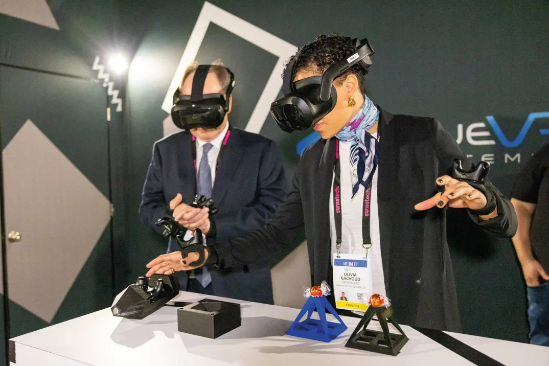 Zwei Menschen in Anzügen mit VR-Brillen