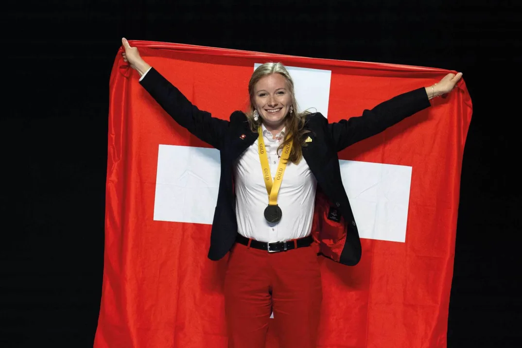 Une jeune femme brandit un drapeau suisse