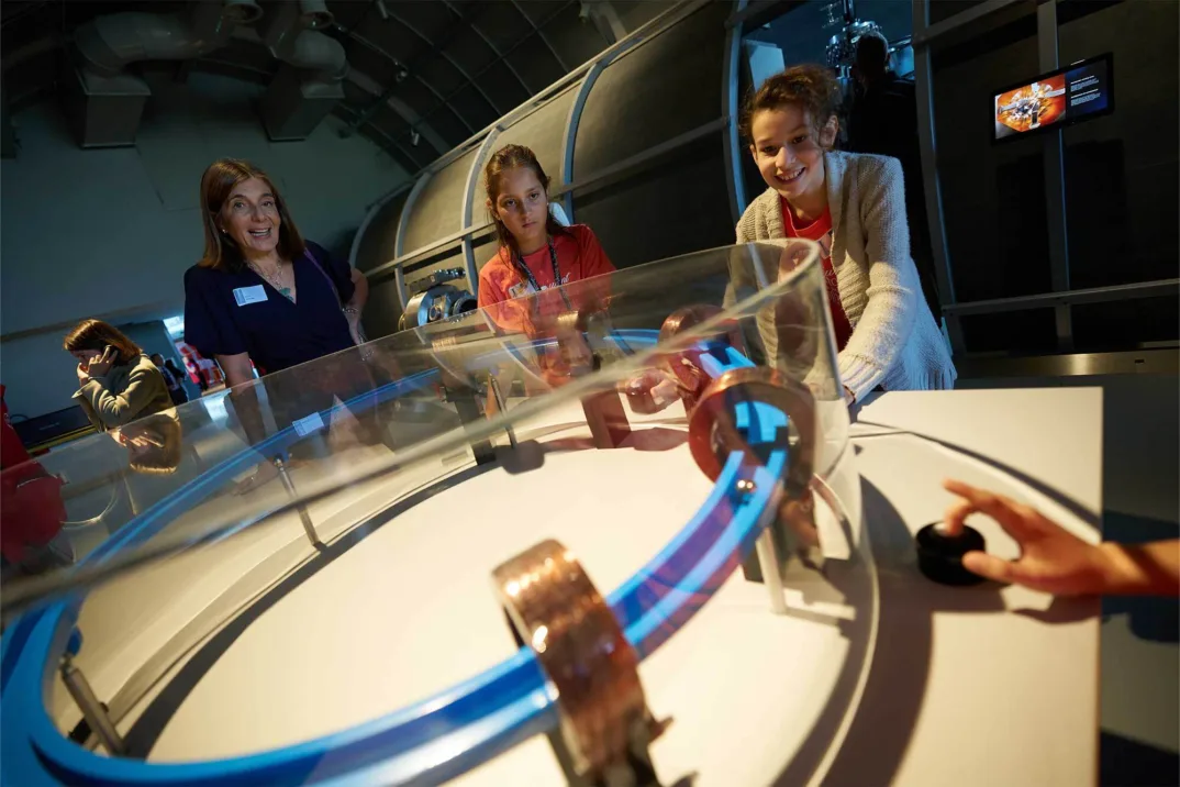 Les enfants font des expériences au Science Gateway du CERN