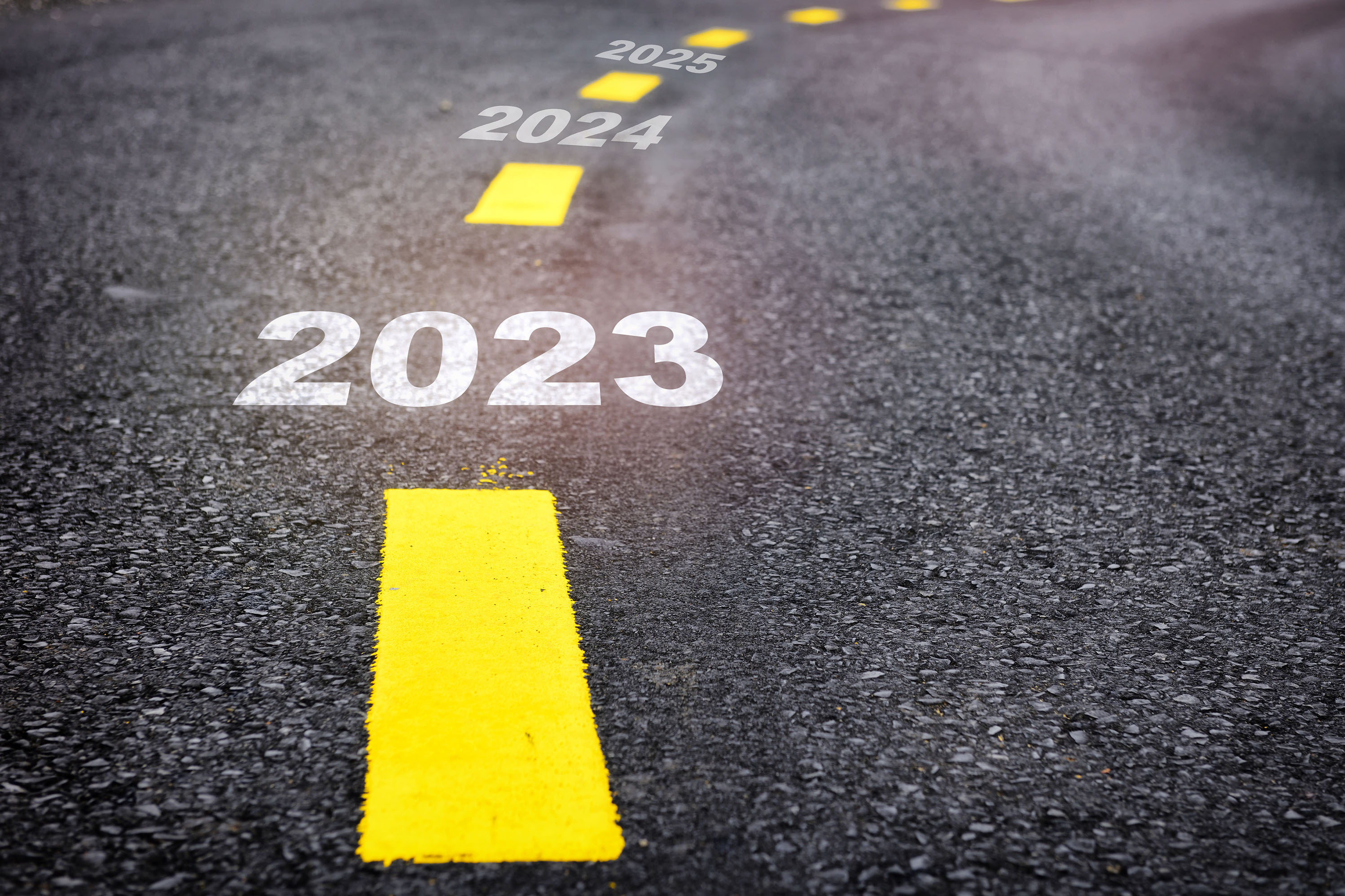 Mittelstreifen einer Strasse mit aufsteigenden Jahreszahlen ab 2023