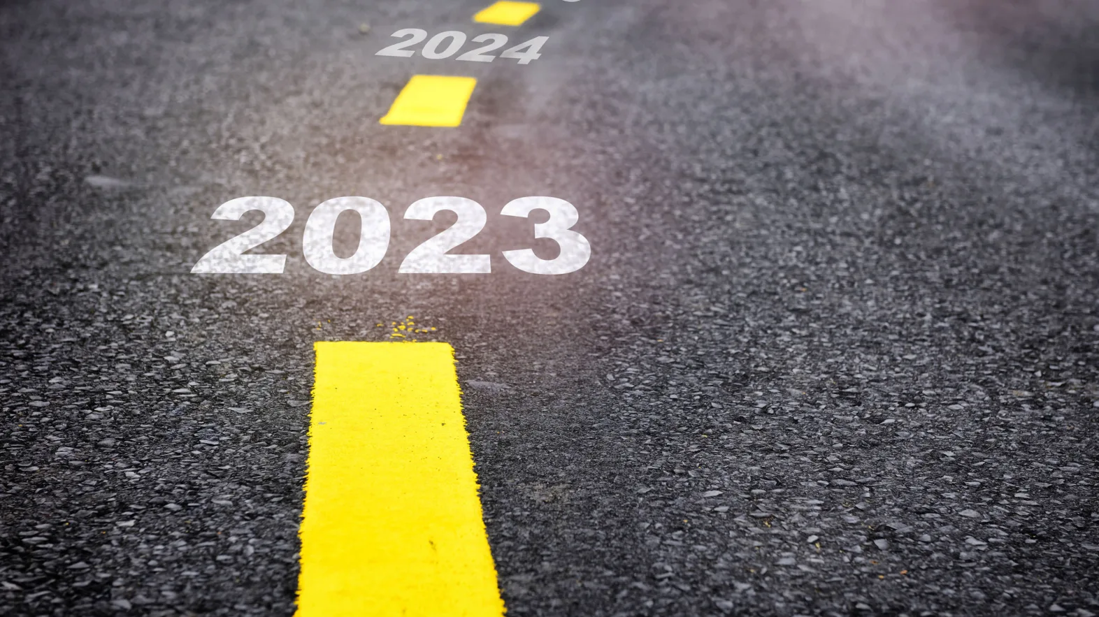 Mittelstreifen einer Strasse mit aufsteigenden Jahreszahlen ab 2023