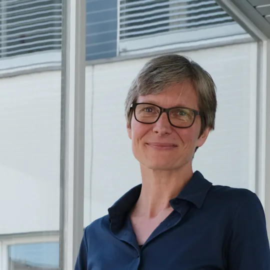 Photo d'une femme avec des lunettes et des cheveux courts