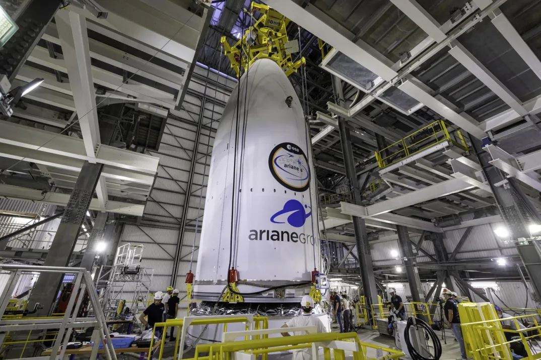 Le sommet de la fusée Ariane 6 dans un hall de production.