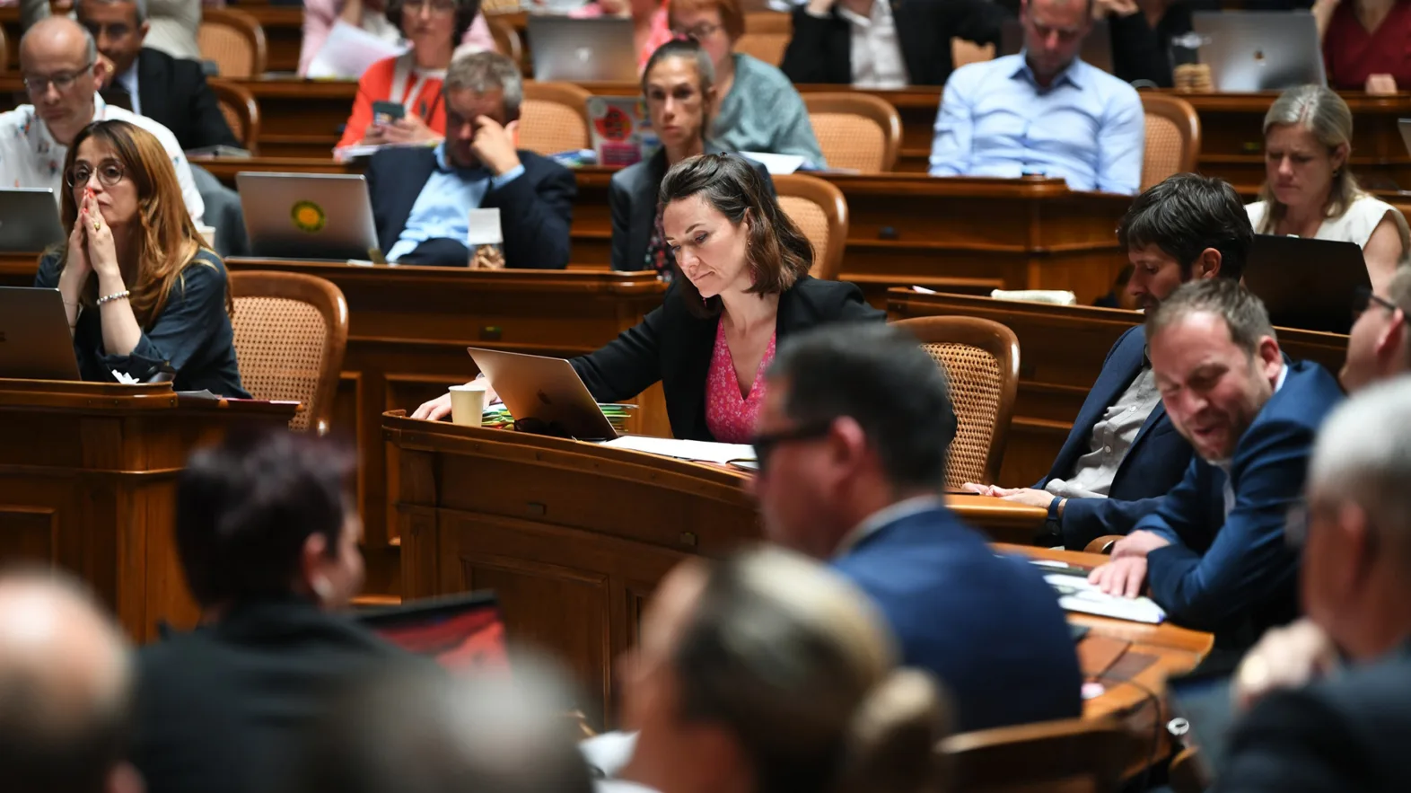 Les parlementaires sont assis dans un hémicycle circulaire.