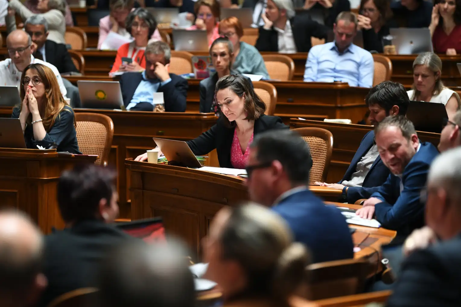 Les parlementaires sont assis dans un hémicycle circulaire.