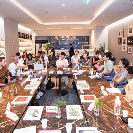 Discussion round with people from Asian and European cultural backgrounds.