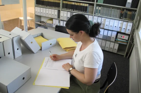 Eine Frau arbeitet in einem Büro