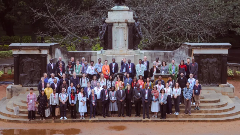 Une photo de groupe de plusieurs personnes de différentes nationalités