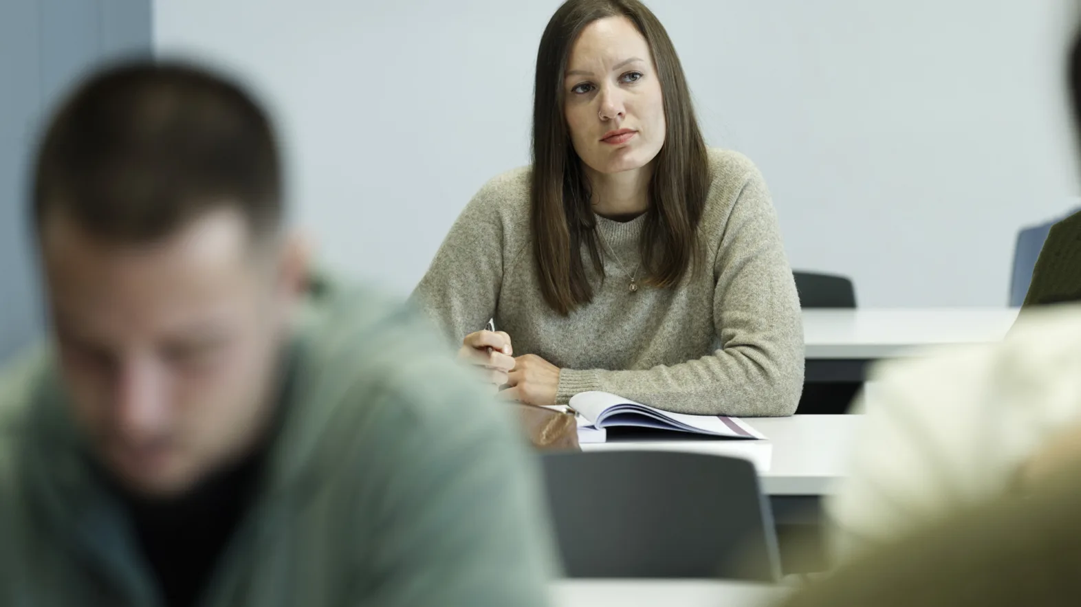Titelbild Étudiants dans une salle de classe