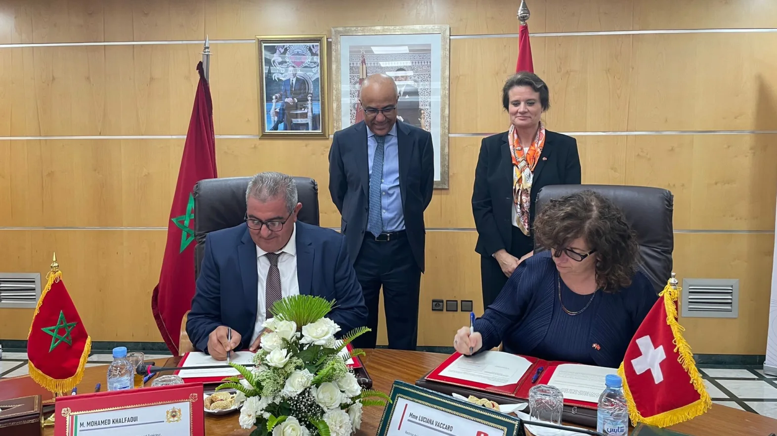 Mo U Maroc 10 Two people standing behind two seated people who sign an agreement