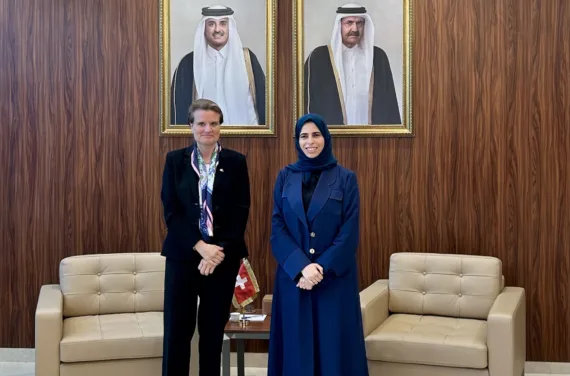 Bild 1 Treffen mit der Ministerin Lolwah Al Khater Deux femmes se tiennent côte à côte, devant deux fauteuils et un mur avec deux tableaux.