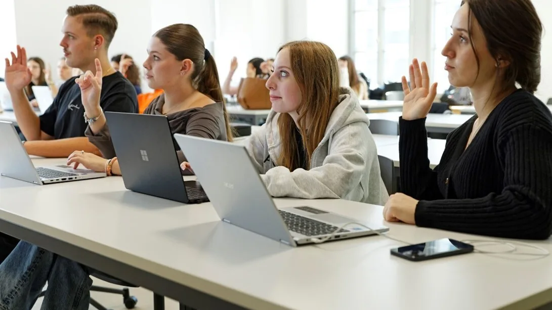 Titelbild Élèves assis à leur pupitre et suivant le cours.