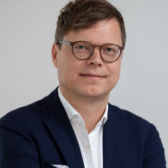 Daniel Preckel Portrait de Daniel Preckel en costume et lunettes