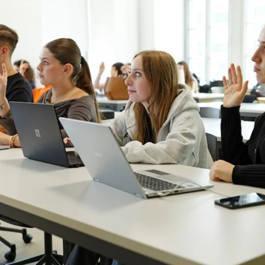 Élèves assis à leur pupitre et suivant le cours.