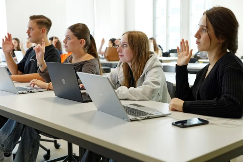 Élèves assis à leur pupitre et suivant le cours.