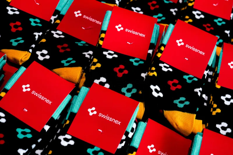 Chaussettes colorées avec le logo Swissnex