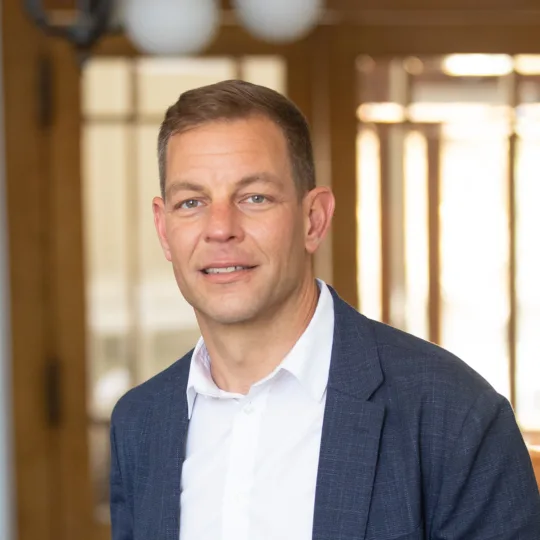 Ein Porträt von Rémy Hübschi, Stv. Direktor des SBFI in einem Anzug.