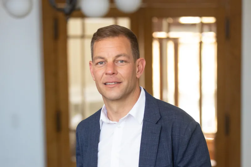 Portrait de Rémy Hübschi, directeur suppléant du SBFI, en costume.