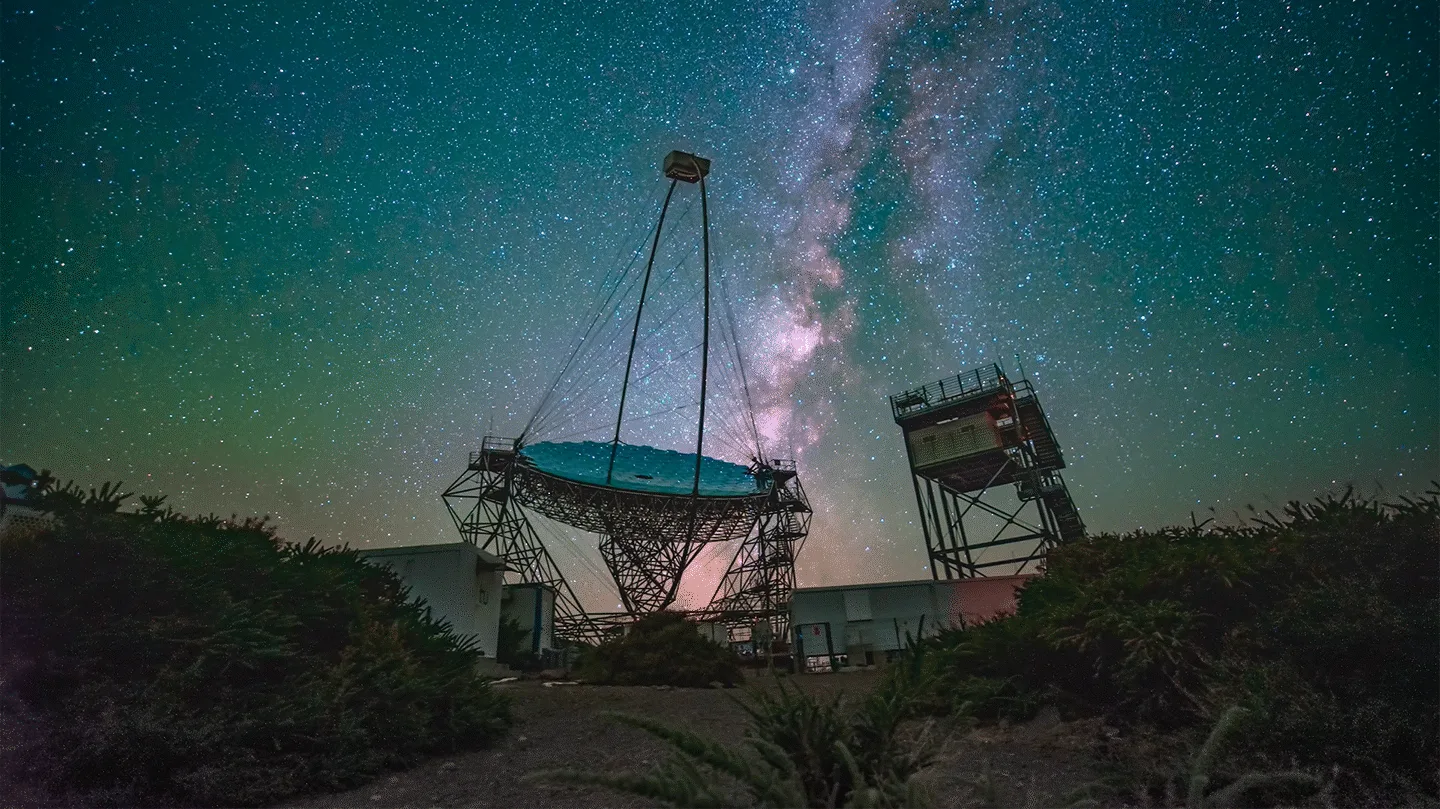Bild ERIC CTAO Une image d'un télescope sous le ciel étoilé.
