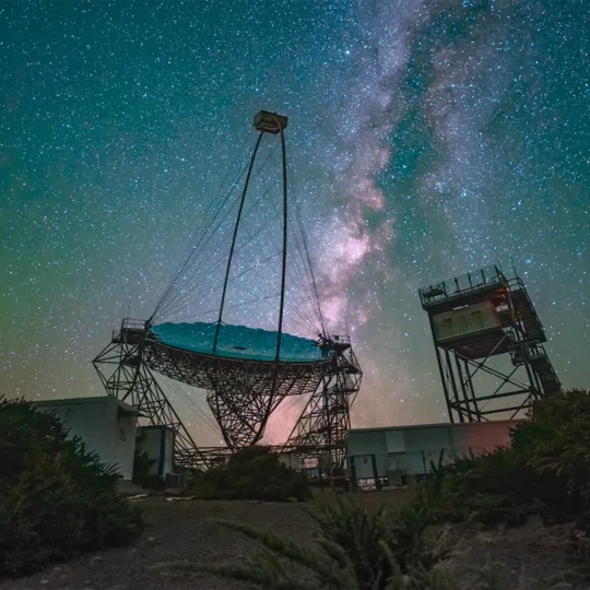 Une image d'un télescope sous le ciel étoilé.