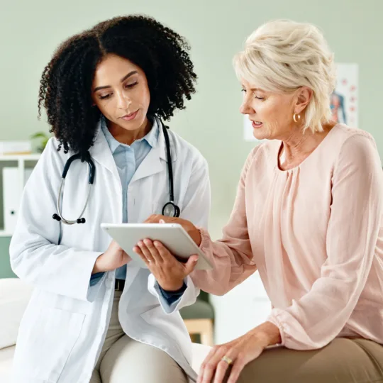 Eine Ärztin spricht zu ihrer Patientin.