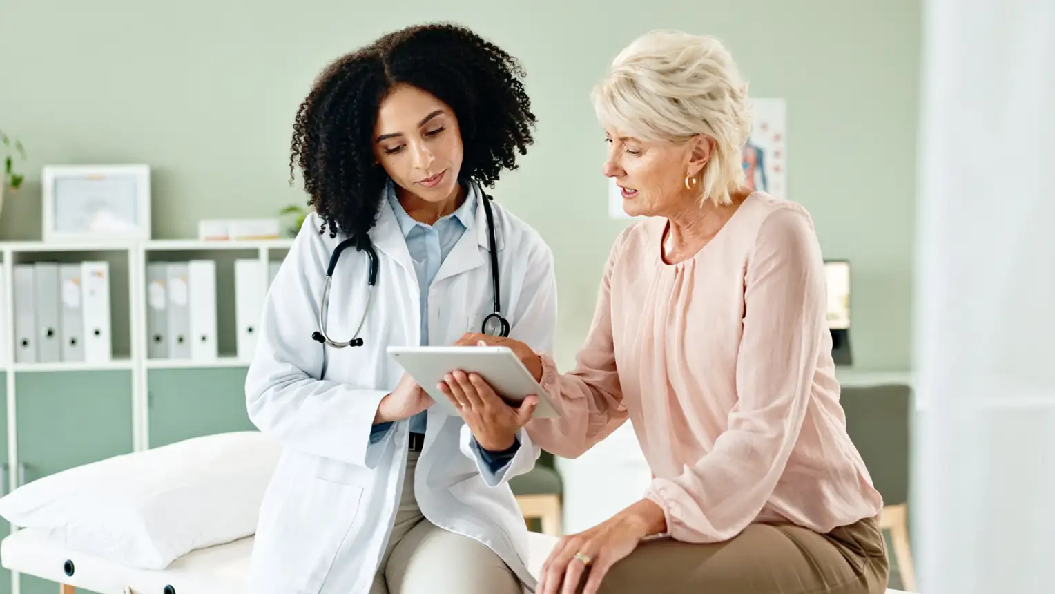Une médecin parle à sa patiente.