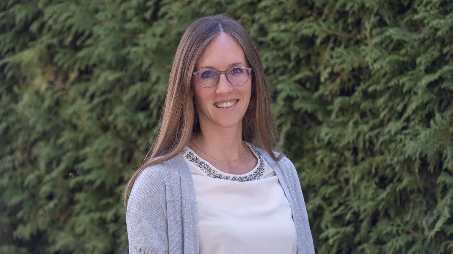 Jacqueline würth e2 A woman with long brown hair and glasses.