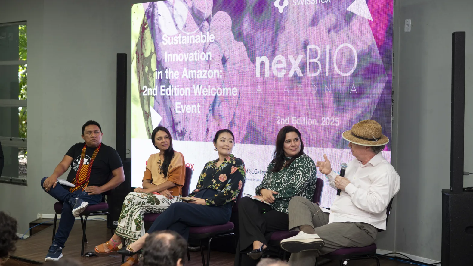2025 09 23 Swissnex in Brasilien nex Bio Amazônia E2 Bild Quatre personnes sont assises devant une présentation et discutent.