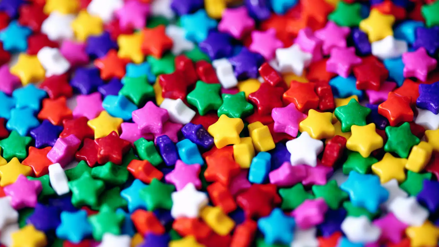 Un tas d'étoiles en plastique colorées.