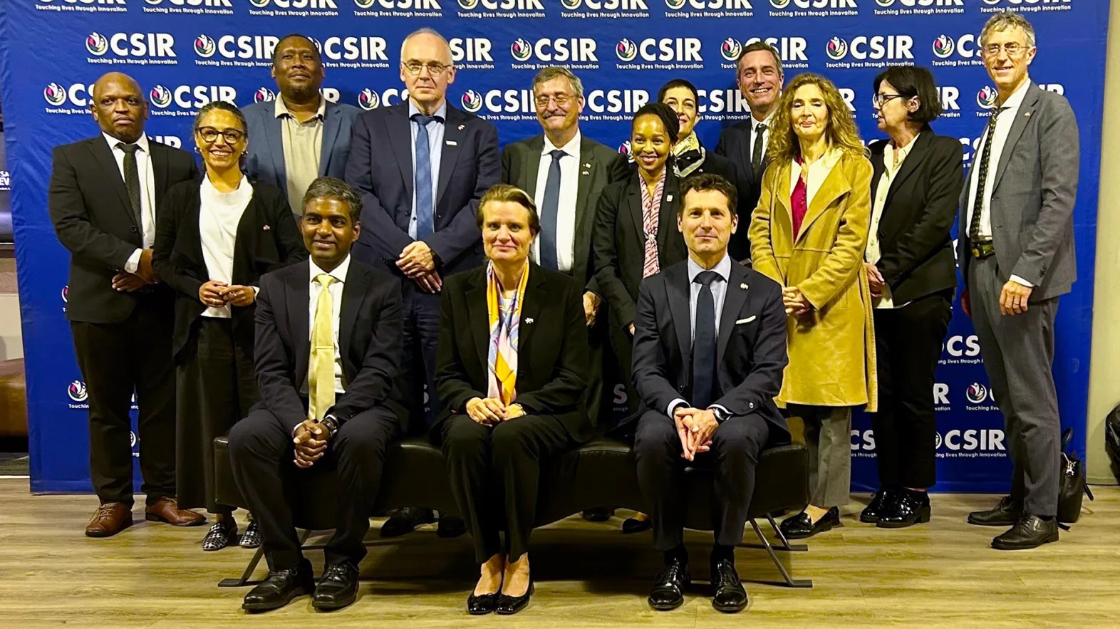 Gruppenfoto CSIR 26 09 2025 Un groupe de personnes se tient devant une bannière bleue et regarde vers la caméra.