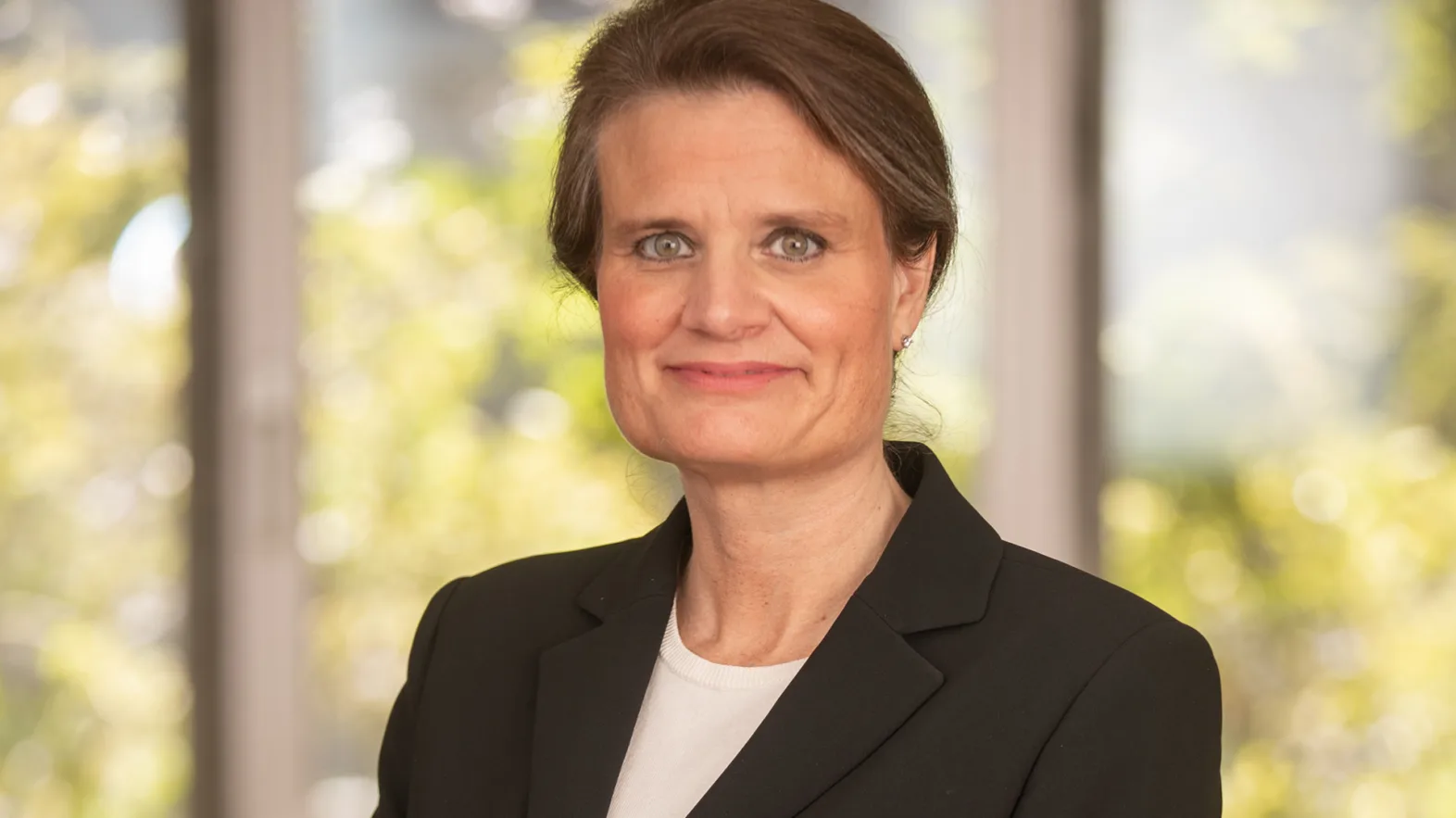 Portrait d'une femme en blazer.