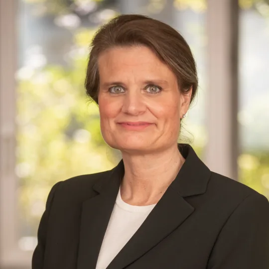 Portrait d'une femme en blazer.