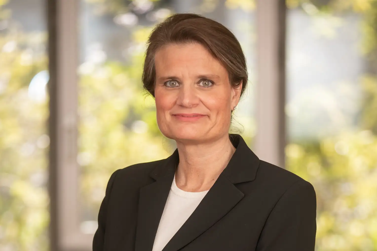 Porträt einer Frau im Blazer.