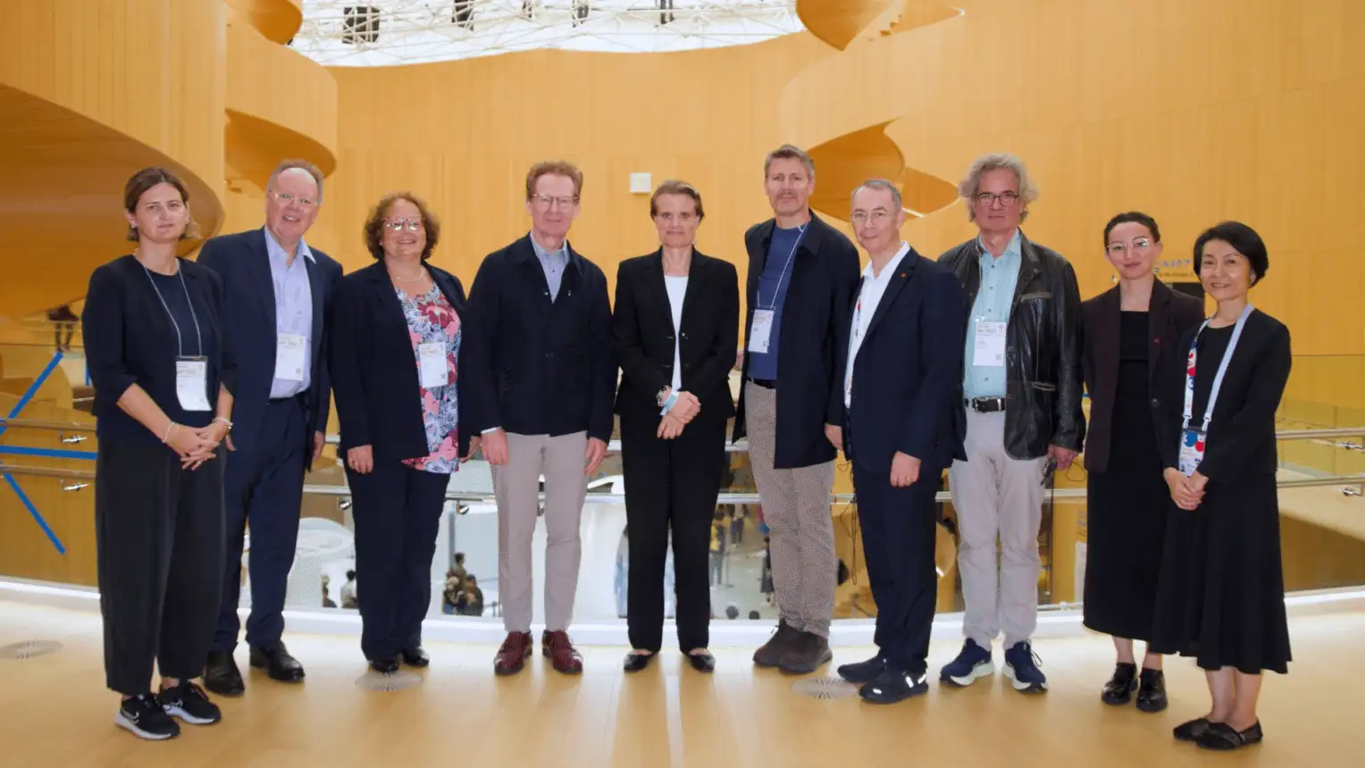 Eine Gruppe von Menschen, die für ein Foto in die Kamera schauen.