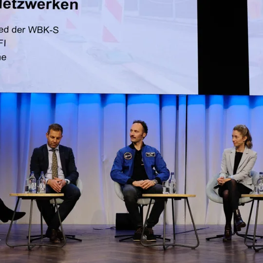 Trois femmes et deux hommes discutent sur scène.