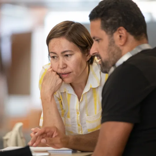 Deux personnes regardent un écran