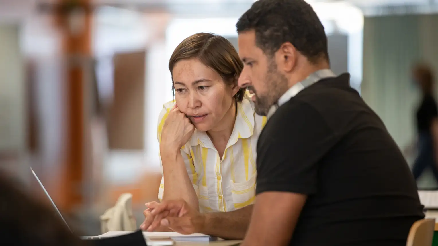 Deux personnes regardent un écran