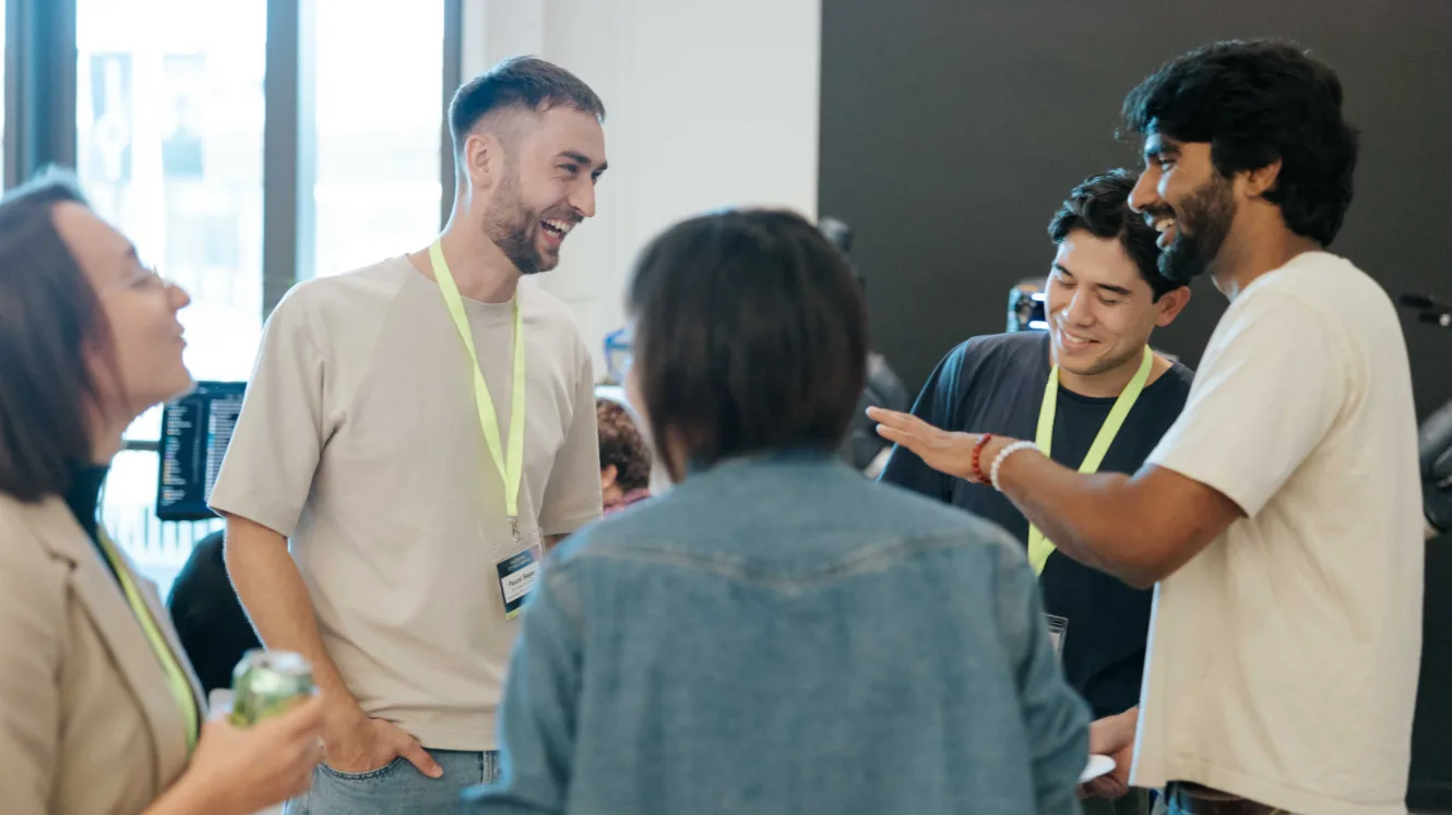 Eine Gruppe Menschen die miteinander spricht und lacht.