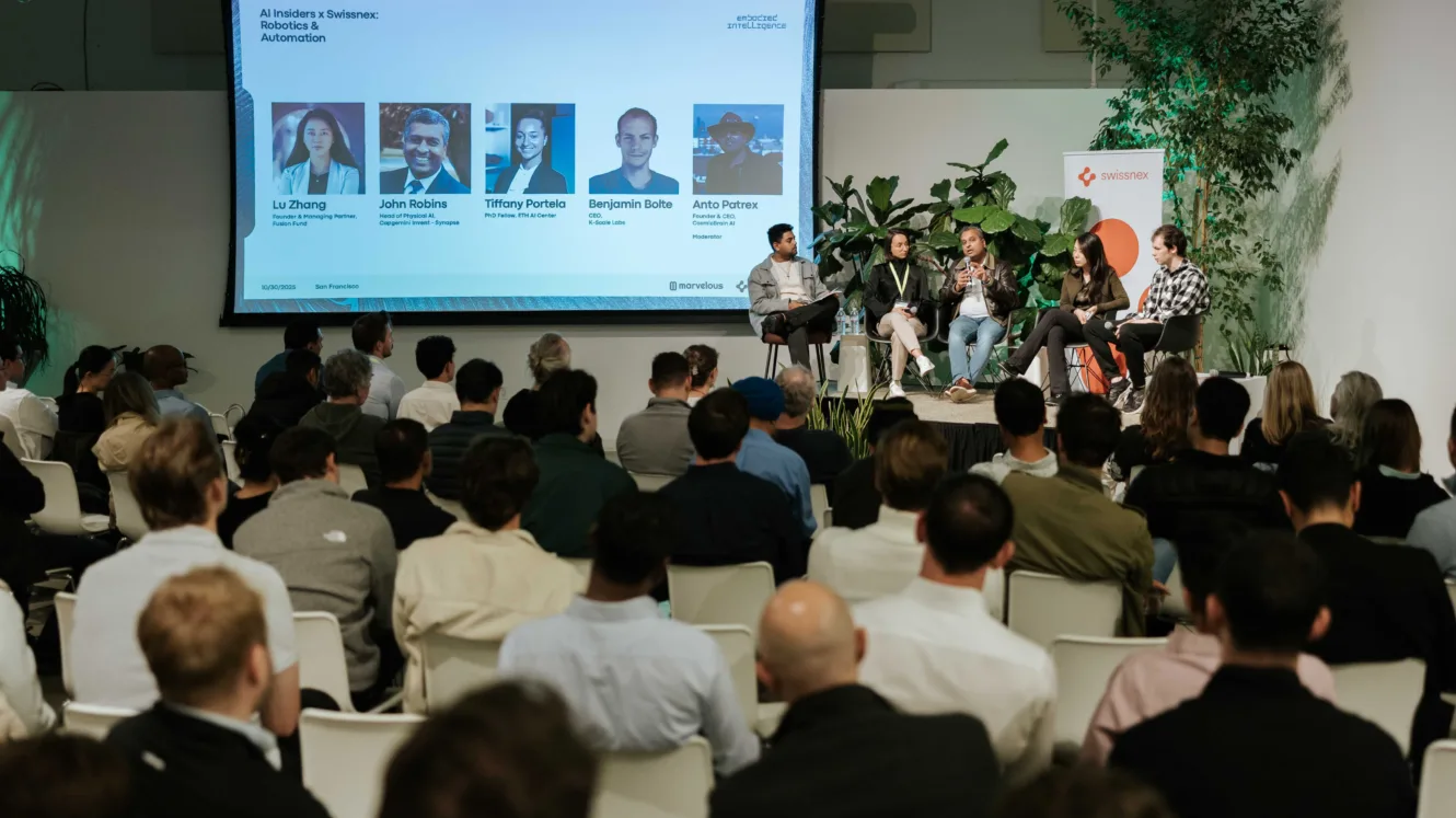 Ein Raum voller Menschen die einer Präsentation folgen.