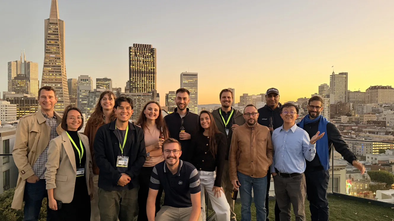 Ein Gruppenfoto vor der Skyline von San Francisco.