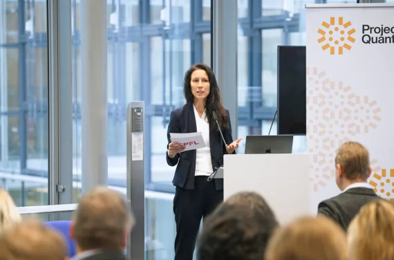 Eine Frau spricht vor Publikum