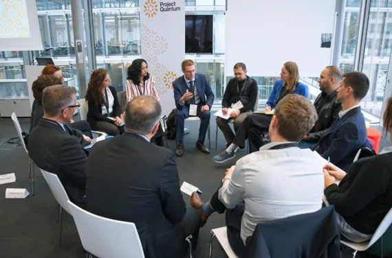 Eine Gruppe Personen sitzt im Kreis