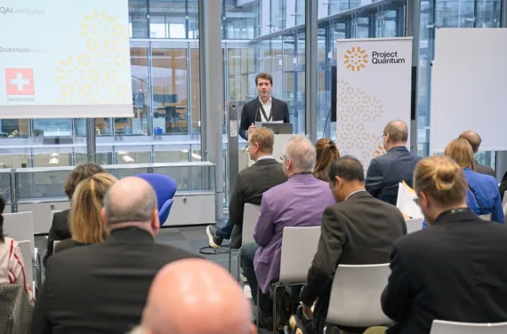 Ein Mann hält eine Präsentation