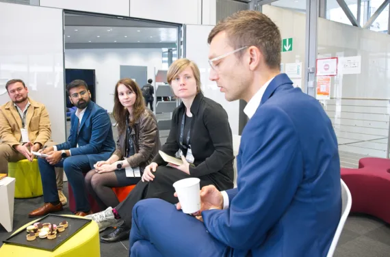 Fünf Personen im Gespräch