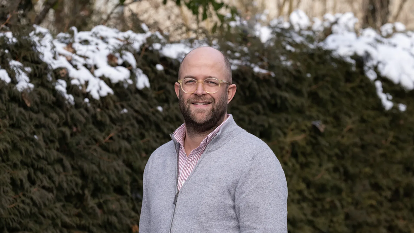 Portrait d'un homme portant des lunettes
