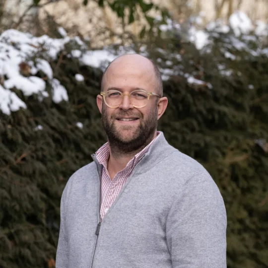 Portrait d'un homme portant des lunettes