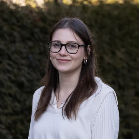 Porträt einer jungen Frau mit Brille.