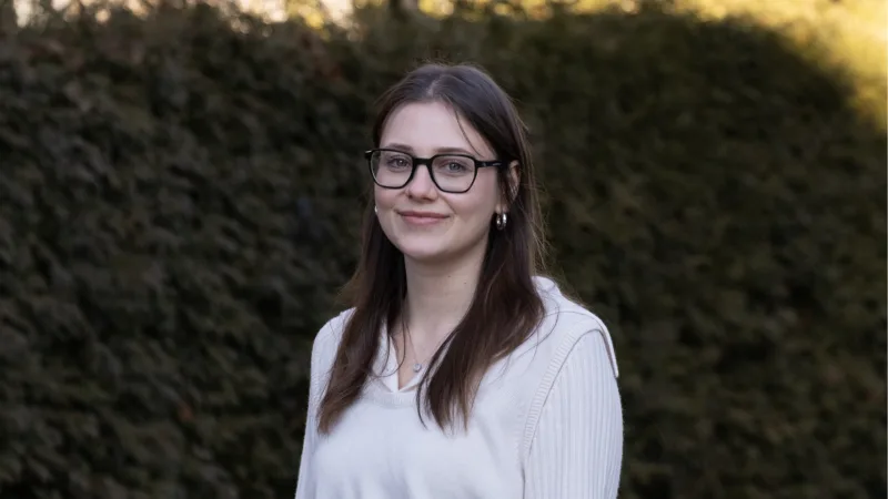 Portrait of a young woman wearing glasses.